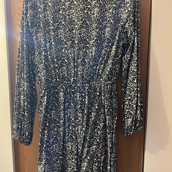 Gap Women’s Long-sleeve Dress, size M, color: Balck and White Floral print - Picture 2 of 4